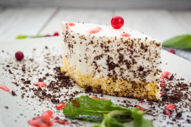 krema ile sünger kek dekore berry ve çikolata tarafından