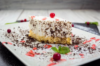 krema ile sünger kek dekore berry ve çikolata tarafından