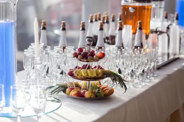 catering dışarı gözlük beyaz ve kırmızı şarap, şampanya, viski, meyve suyu ya da maden suyu vardır olay Konuklar için masada