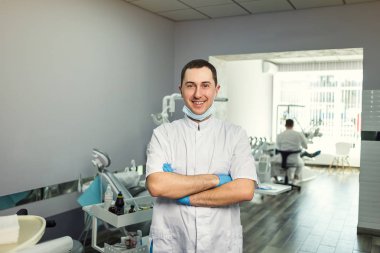 Erkek diş hekimi elleriyle ayakta tıbbi ofis arka plan üzerinde geçti. Sağlık, Meslek, stomatology ve tıp kavramı