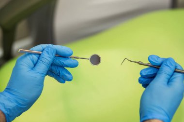 Erkek diş hekimi tıbbi ofis arka plan üzerinde araçlarıyla. Sağlık, Meslek, stomatology ve tıp kavramı