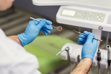 Erkek diş hekimi tıbbi ofis arka plan üzerinde araçlarıyla. Sağlık, Meslek, stomatology ve tıp kavramı