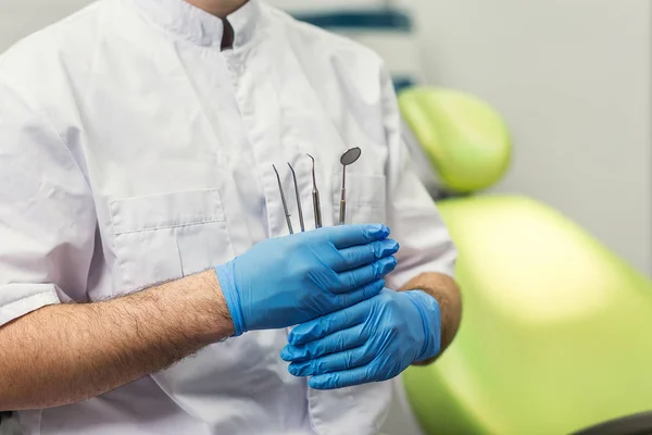 Dentista Masculino Com Ferramentas Sobre Fundo Consultório Médico Saúde Profissão — Fotografia de Stock