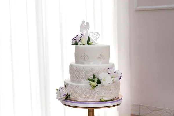結婚式の白いトーンでお祭りの立体ケーキ — ストック写真