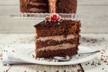 Koyu çikolata vegan kek kiraz ahşap arka plan üzerinde ile