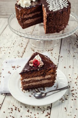 Koyu çikolata vegan kek kiraz ahşap arka plan üzerinde ile