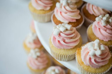 çikolata cupcakes ve diğer tatlılar/şekerler, iyi ki doğdun kavramı ile lezzetli tatlı büfesi tarafından dekore edilmiş