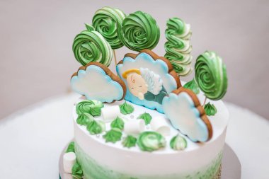 çikolata cupcakes ve diğer tatlılar/şekerler, iyi ki doğdun kavramı ile lezzetli tatlı büfesi tarafından dekore edilmiş