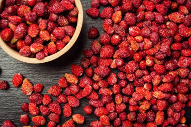 kase ahşap arka plan üzerinde kırmızı çilek