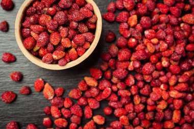 kase ahşap arka plan üzerinde kırmızı çilek