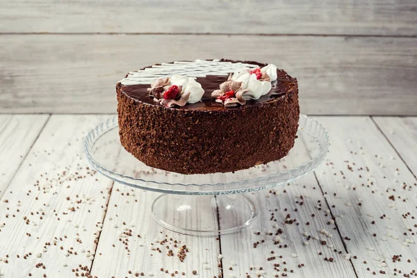 Pastel Vegano Chocolate Negro Con Cerezas Sobre Fondo Madera — Foto de Stock