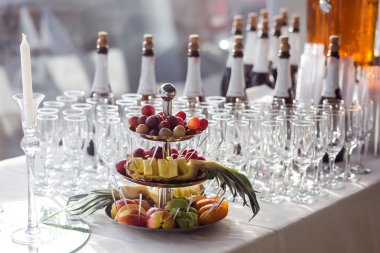 catering dışarı gözlük beyaz ve kırmızı şarap, şampanya, viski, meyve suyu ya da maden suyu vardır olay Konuklar için masada