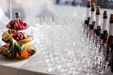 catering dışarı gözlük beyaz ve kırmızı şarap, şampanya, viski, meyve suyu ya da maden suyu vardır olay Konuklar için masada