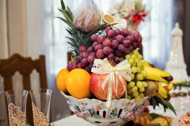 meyve muz ve üzüm, kivi, portakal gibi bir plaka üzerinde