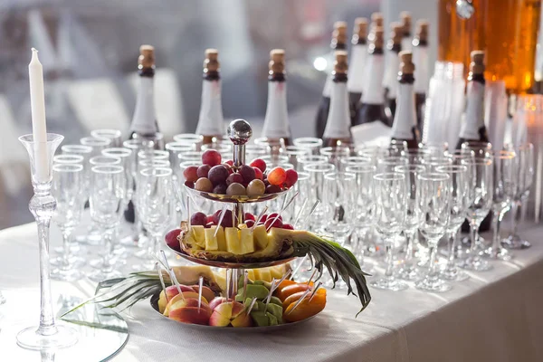 catering dışarı gözlük beyaz ve kırmızı şarap, şampanya, viski, meyve suyu ya da maden suyu vardır olay Konuklar için masada