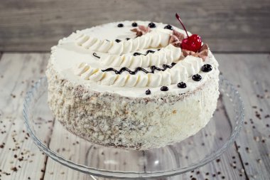 Bisküvi kek krem ve kiraz ahşap arka plan üzerinde