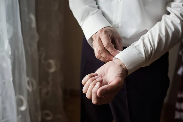 Hombre Negocios Viste Camisa Blanca Manos Masculinas Primer Plano Novio — Foto de Stock