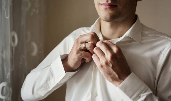 Homem Negócios Vestidos Camisa Branca Mãos Masculinas Closeup Noivo Preparando — Fotografia de Stock