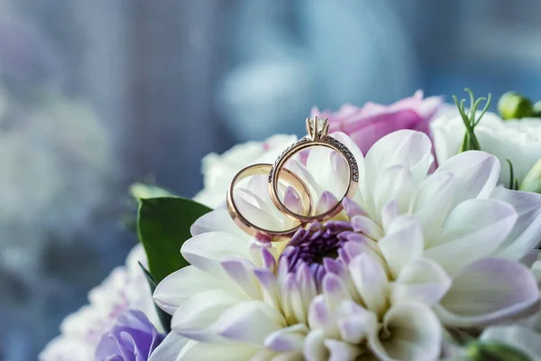 Jegygyűrűk Feküdnek Egy Gyönyörű Csokor Mint Menyasszonyi Kiegészítők — Stock Fotó