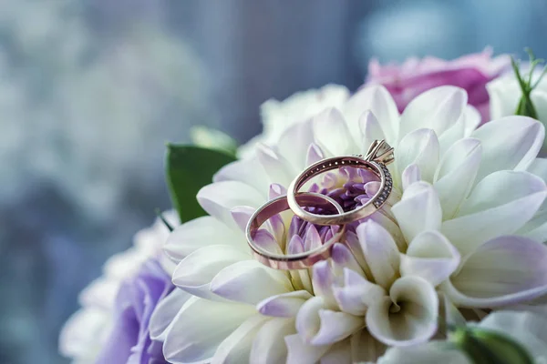 Anillos Boda Encuentran Hermoso Ramo Como Accesorios Nupciales — Foto de Stock