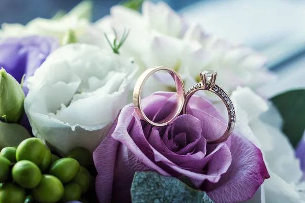 Jegygyűrűk Feküdnek Egy Gyönyörű Csokor Mint Menyasszonyi Kiegészítők — Stock Fotó