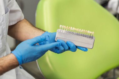 Erkek diş hekimi tıbbi ofis arka plan üzerinde araçlarıyla. Sağlık, Meslek, stomatology ve tıp kavramı