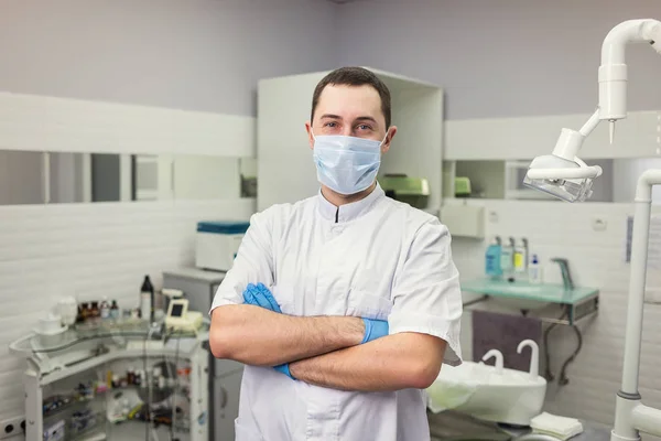 Manliga Tandläkare Står Med Händerna Korsade Över Medicinsk Kontor Bakgrund — Stockfoto