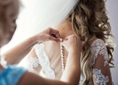 Gelinin sabah güzel bir elbise giydiği, kadının düğün töreninden önce hazırlandığı