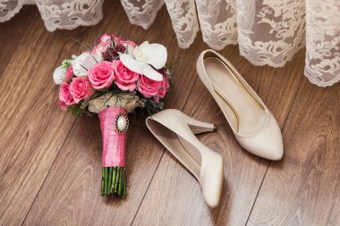 yüksek topuk düğün ayakkabıları ve buketi Gelin aksesuar