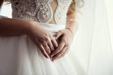 Gelinin sabah güzel bir elbise giydiği, kadının düğün töreninden önce hazırlandığı