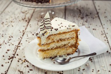 Bisküvi kek karamel ve çikolata ahşap arka plan üzerinde