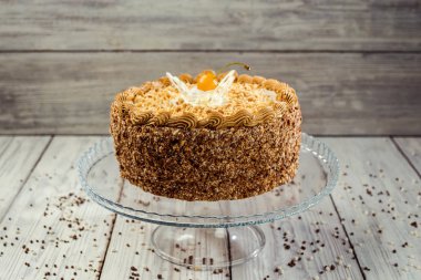 Bisküvi kek krem çikolata ve kiraz ahşap arka plan üzerinde