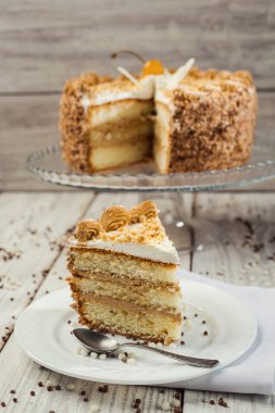 Bisküvi kek krem çikolata ve kiraz ahşap arka plan üzerinde