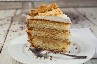 Bisküvi kek krem çikolata ve kiraz ahşap arka plan üzerinde