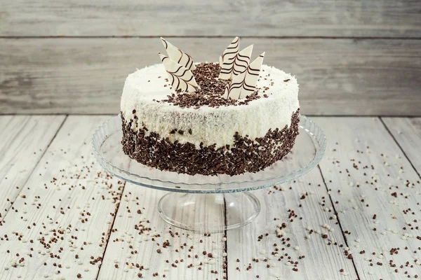 饼干蛋糕与焦糖和巧克力的木质背景 — 图库照片