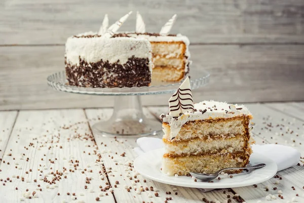 饼干蛋糕与焦糖和巧克力的木质背景 — 图库照片