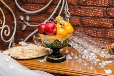 Şampanya büfesi masada boş gözlük