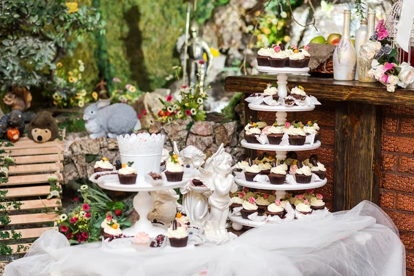 Caramella Bar Decorato Delizioso Buffet Dolce Con Cupcake Altri Dolci — Foto Stock
