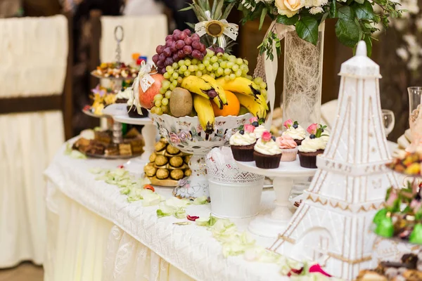 Caramella Bar Decorato Delizioso Buffet Dolce Con Cupcake Altri Dolci — Foto Stock