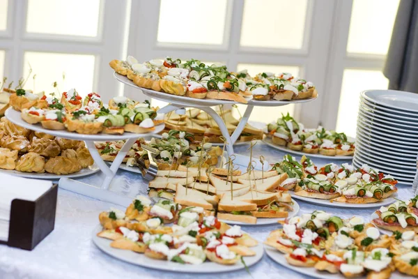 Table Buffet Vacances Servie Par Différents Canapés Sandwichs Snacks Prêts — Photo