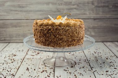 Bisküvi kek krem çikolata ve kiraz ahşap arka plan üzerinde