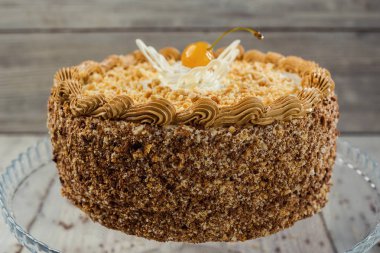 Bisküvi kek krem çikolata ve kiraz ahşap arka plan üzerinde