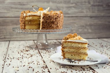 Bisküvi kek krem çikolata ve kiraz ahşap arka plan üzerinde