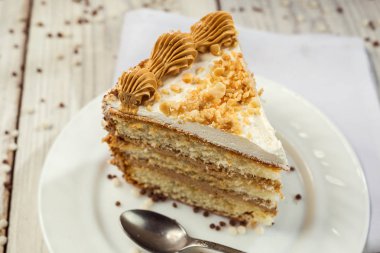 Bisküvi kek krem çikolata ve kiraz ahşap arka plan üzerinde