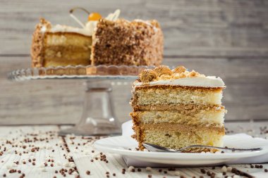 Bisküvi kek krem çikolata ve kiraz ahşap arka plan üzerinde