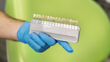 Erkek diş hekimi tıbbi ofis arka plan üzerinde araçlarıyla. Sağlık, Meslek, stomatology ve tıp kavramı