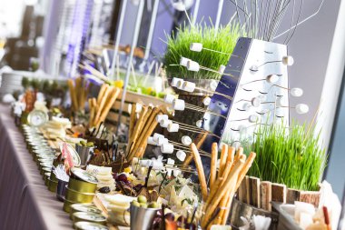 Farklı kanepeler, sandviçler, lokantada yenmeye hazır atıştırmalıklar servis edilir.