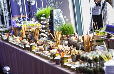 Farklı kanepeler, sandviçler, lokantada yenmeye hazır atıştırmalıklar servis edilir.