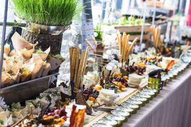 Farklı kanepeler, sandviçler, lokantada yenmeye hazır atıştırmalıklar servis edilir.