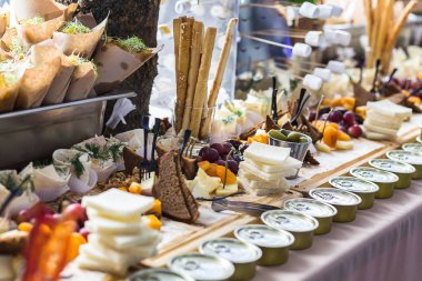 Farklı kanepeler, sandviçler, lokantada yenmeye hazır atıştırmalıklar servis edilir.